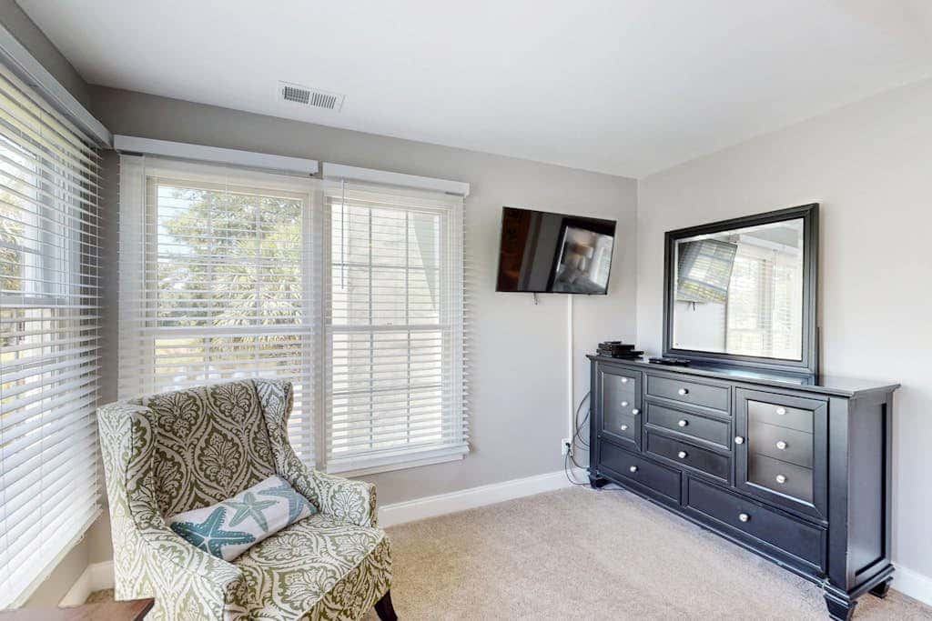 Stunningly remodeled villa with shared pool and golf on-site