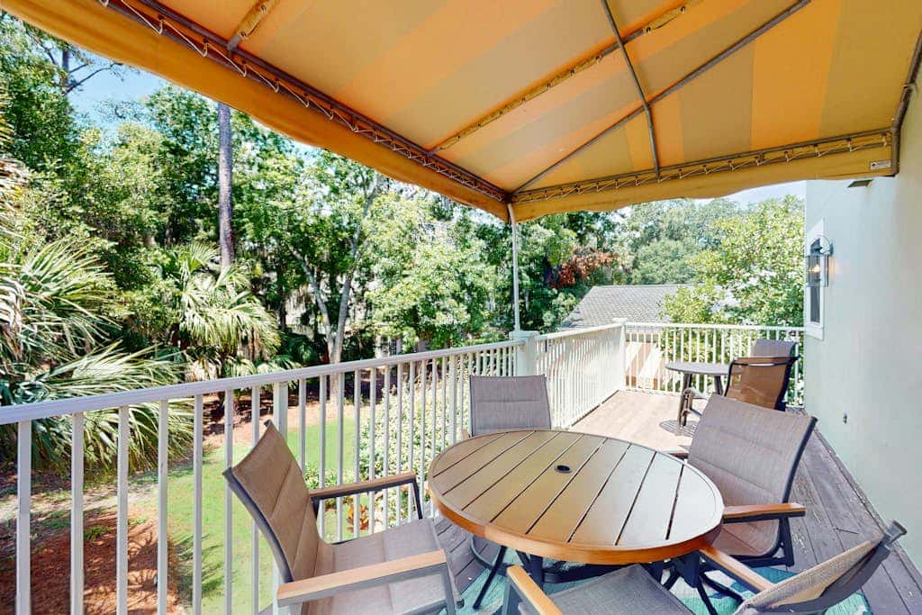 Stunningly remodeled villa with shared pool and golf on-site