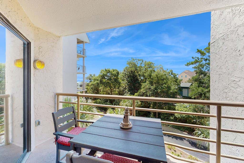 Stunningly remodeled 3rd floor villa with ocean views