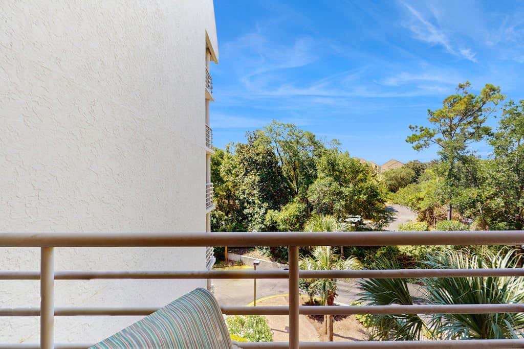 Stunningly remodeled 3rd floor villa with ocean views
