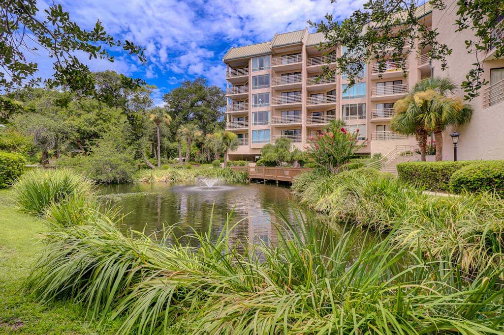 Stunningly remodeled 3rd floor villa with ocean views
