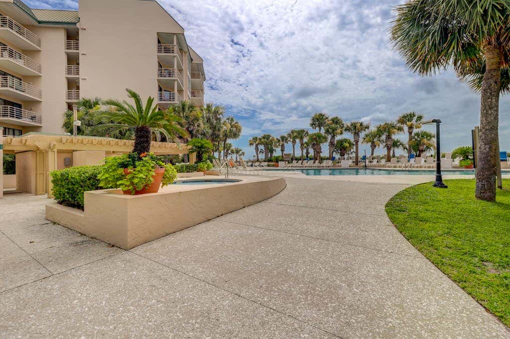 Stunningly remodeled 3rd floor villa with ocean views