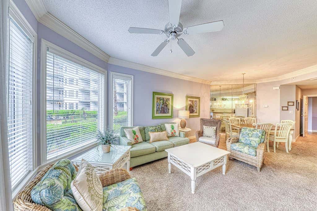 Waterfront condo with amazing views, on-site pool, hot tub, & gym