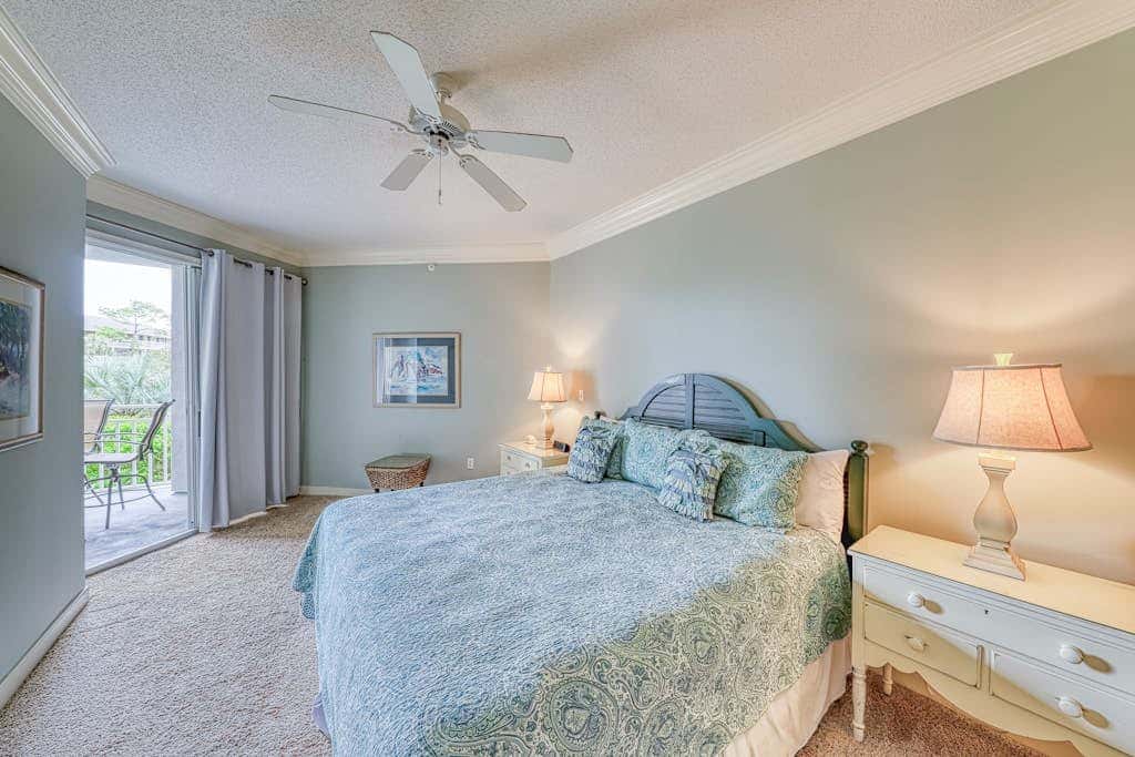 Waterfront condo with amazing views, on-site pool, hot tub, & gym