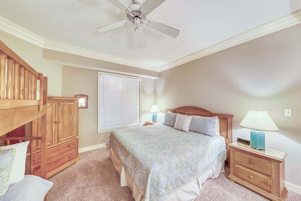 Waterfront condo with amazing views, on-site pool, hot tub, & gym
