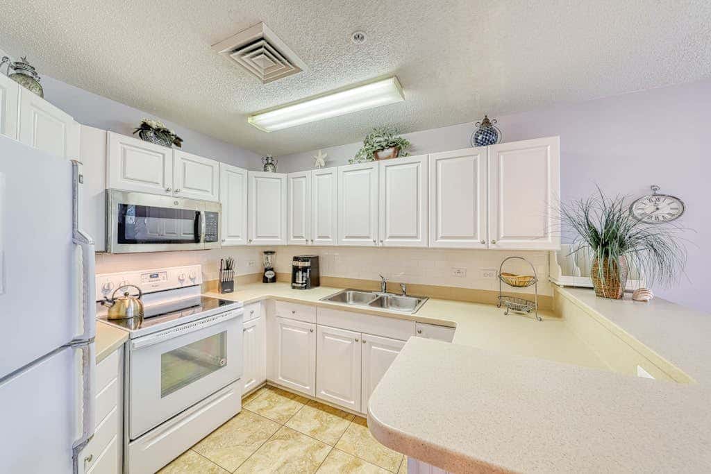 Waterfront condo with amazing views, on-site pool, hot tub, & gym