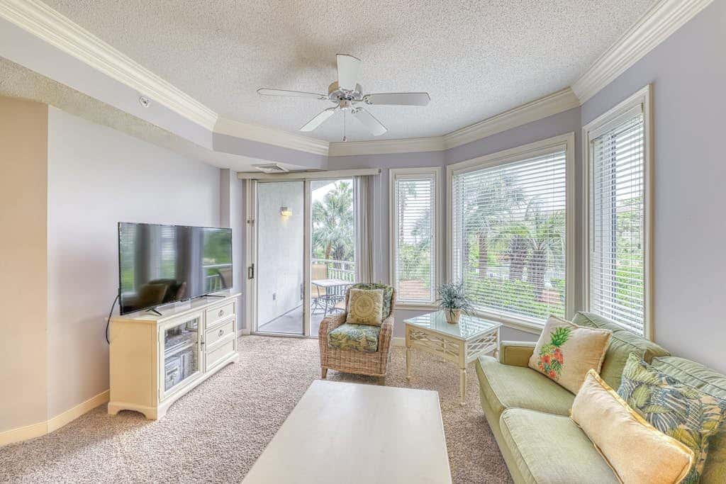 Waterfront condo with amazing views, on-site pool, hot tub, & gym