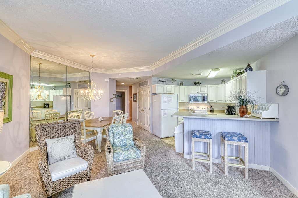 Waterfront condo with amazing views, on-site pool, hot tub, & gym