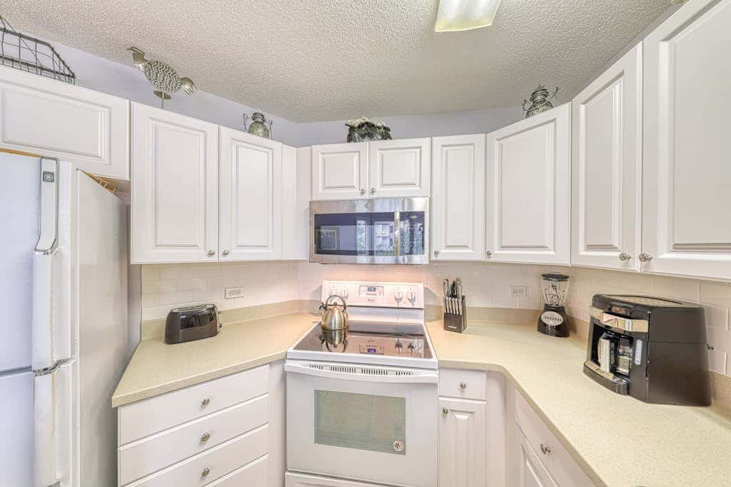 Waterfront condo with amazing views, on-site pool, hot tub, & gym