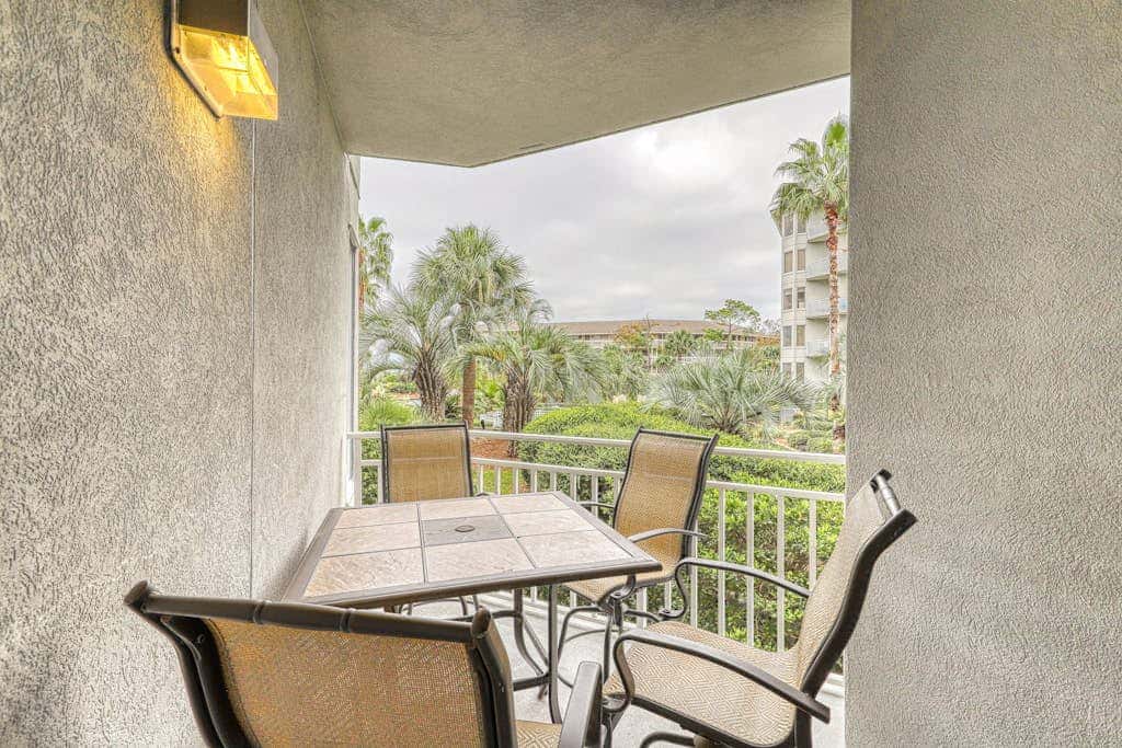 Waterfront condo with amazing views, on-site pool, hot tub, & gym