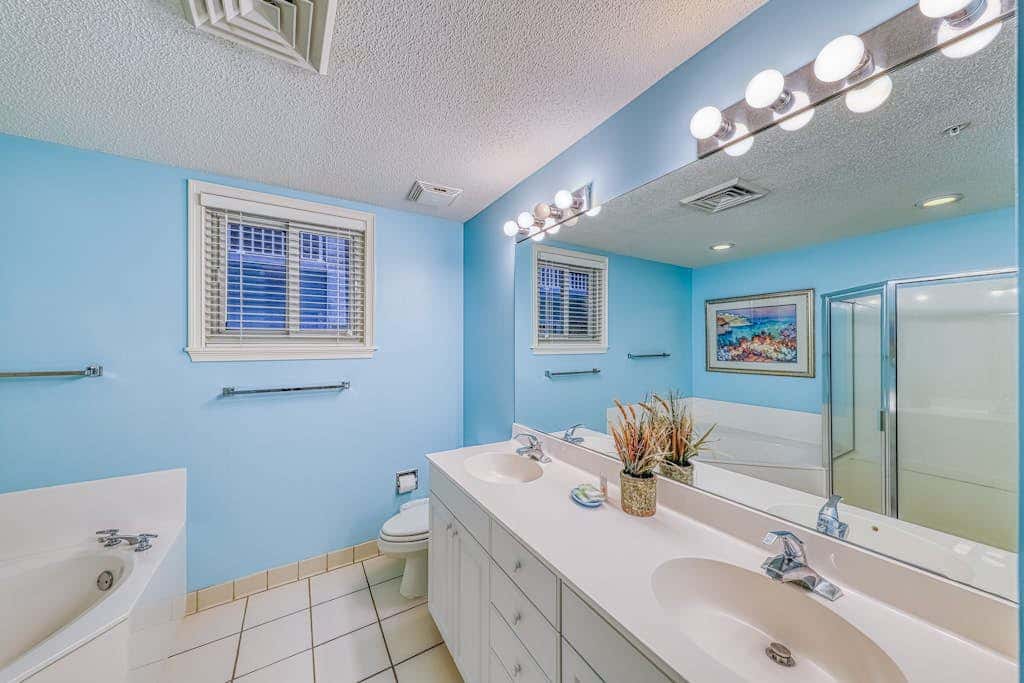 Waterfront condo with amazing views, on-site pool, hot tub, & gym