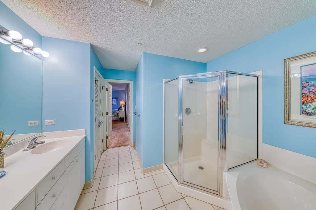 Waterfront condo with amazing views, on-site pool, hot tub, & gym