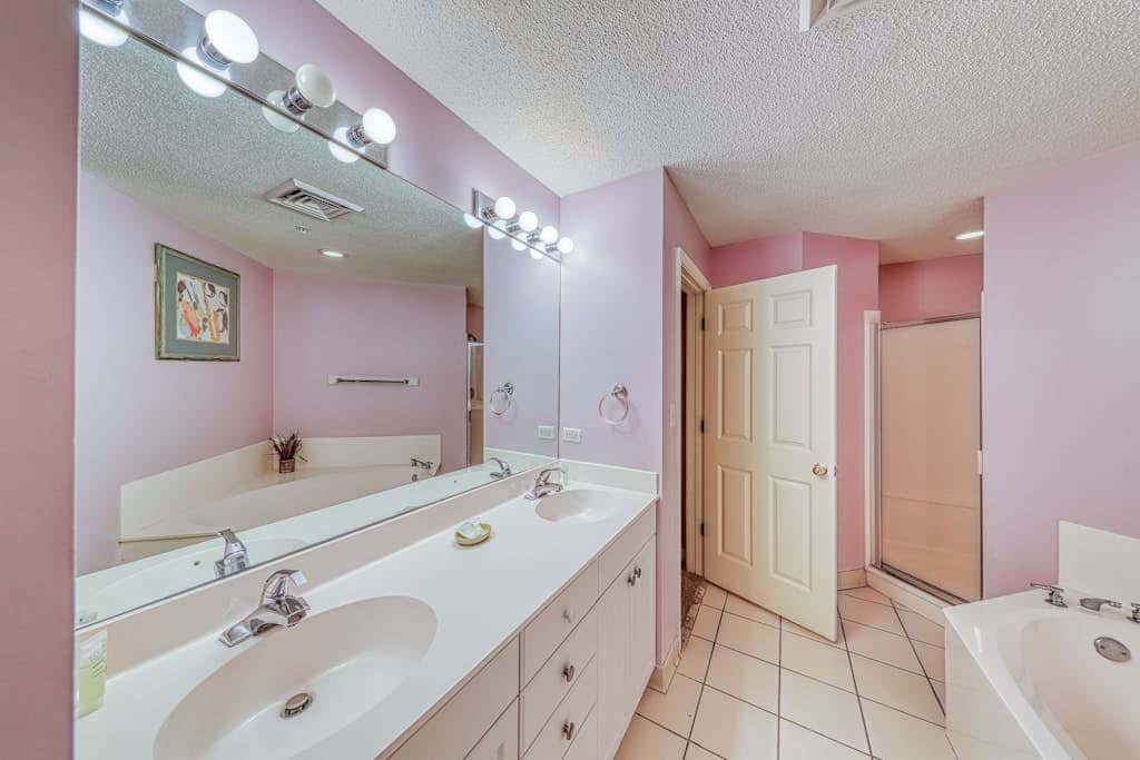 Waterfront condo with amazing views, on-site pool, hot tub, & gym