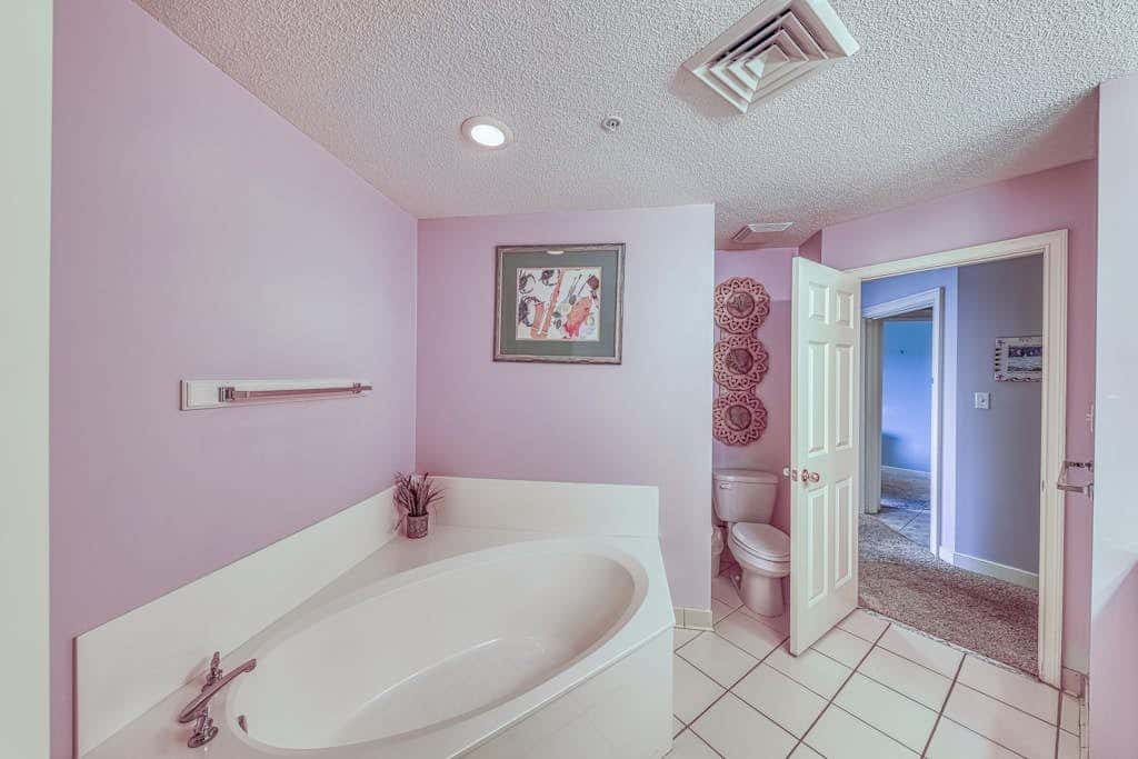 Waterfront condo with amazing views, on-site pool, hot tub, & gym