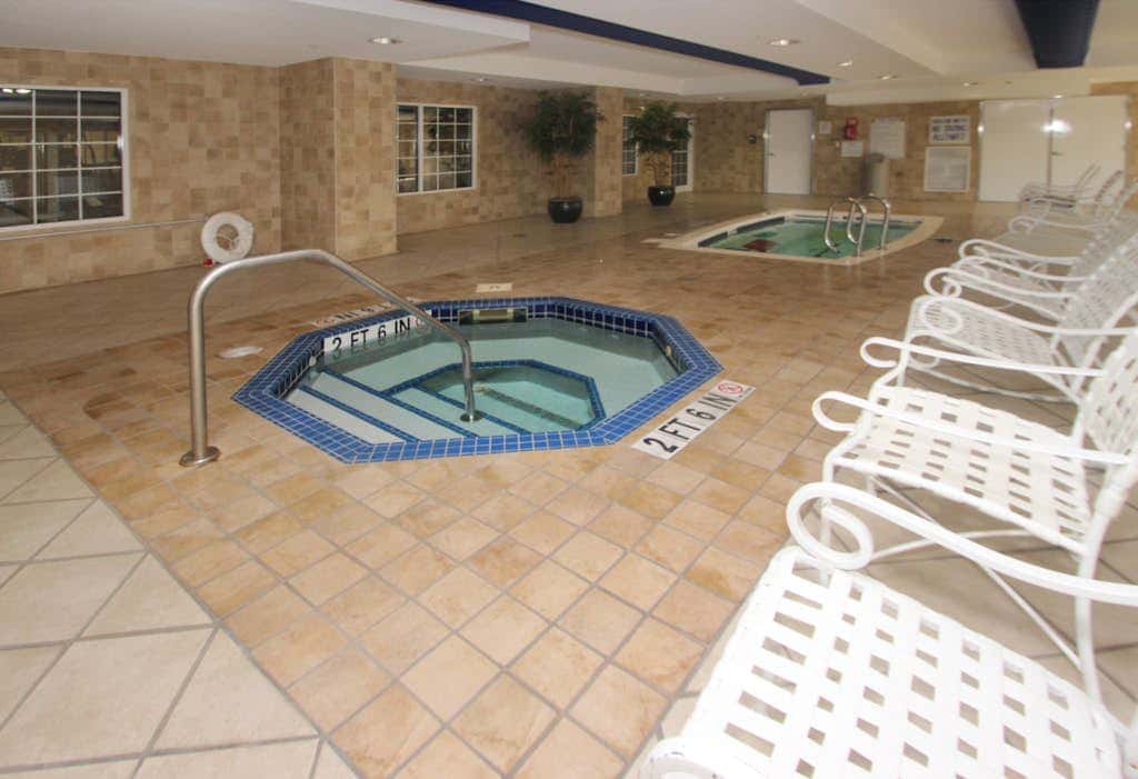 Waterfront condo with amazing views, on-site pool, hot tub, & gym