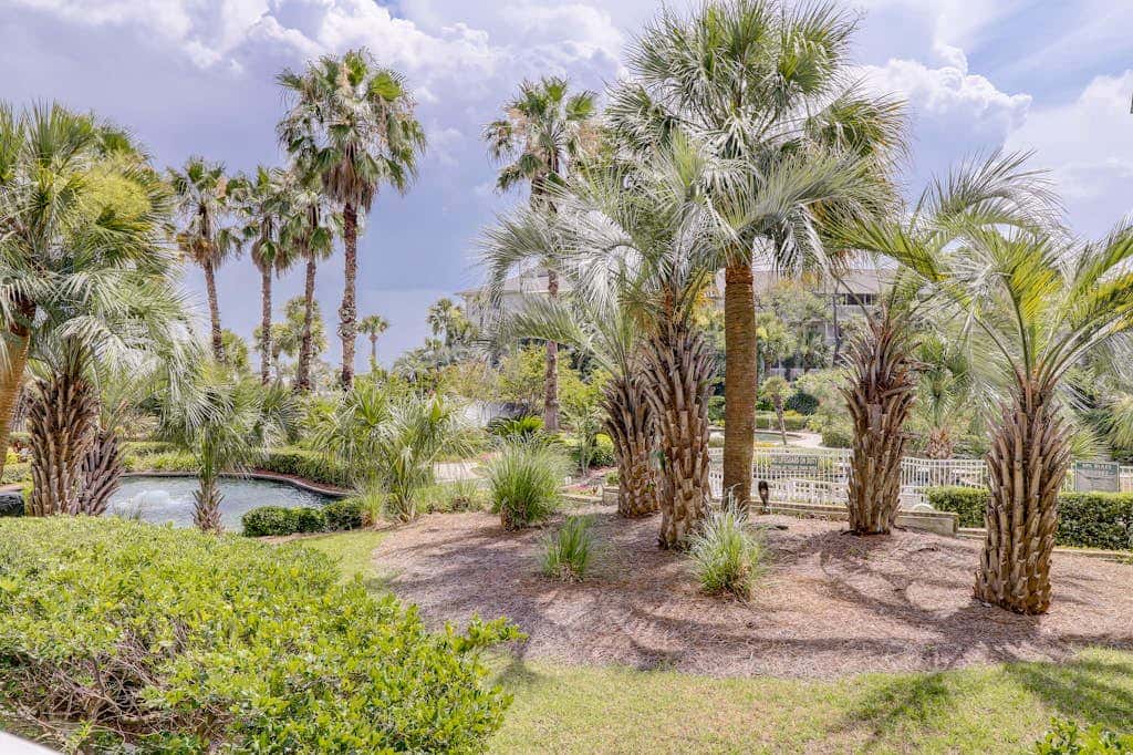 Waterfront condo with amazing views, on-site pool, hot tub, & gym