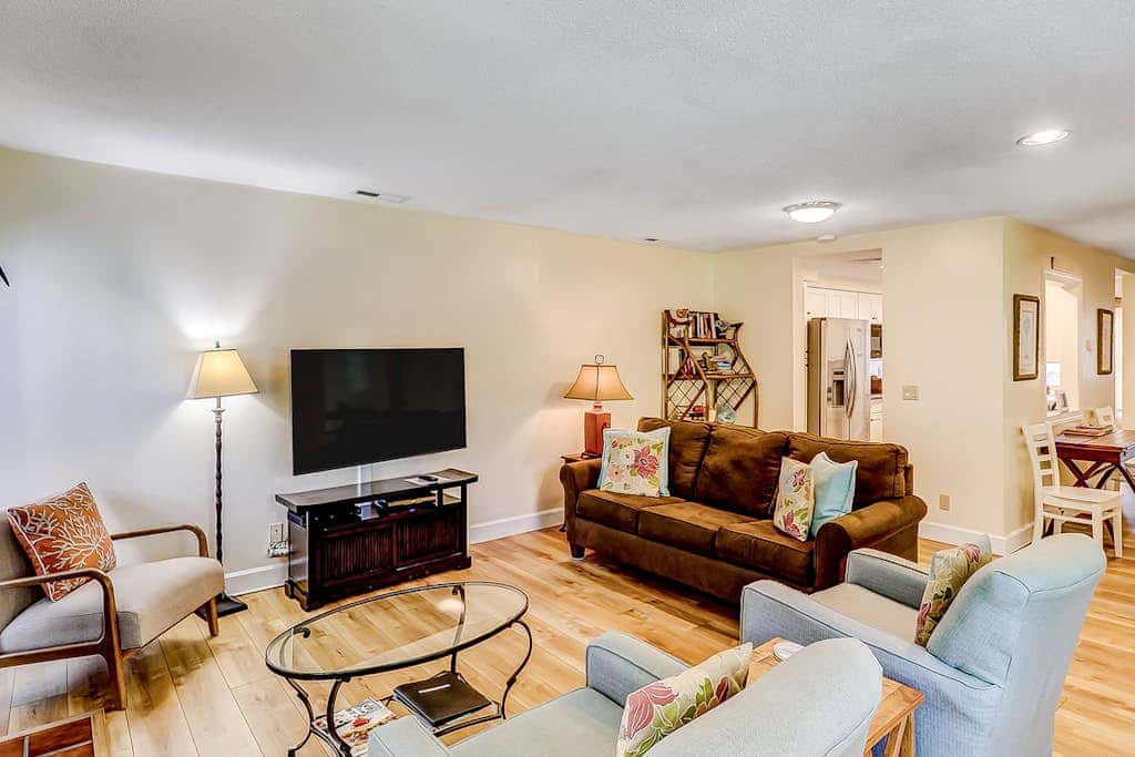 Spacious & dog friendly condo with golf course view, shared pool and tennis court