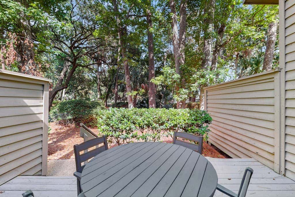 Spacious condo with pool, tennis courts, & golf on-site