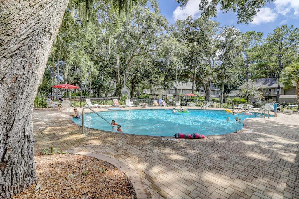 Spacious condo with pool, tennis courts, & golf on-site