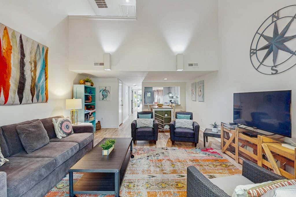 Spacious condo with pool, tennis courts, & golf on-site