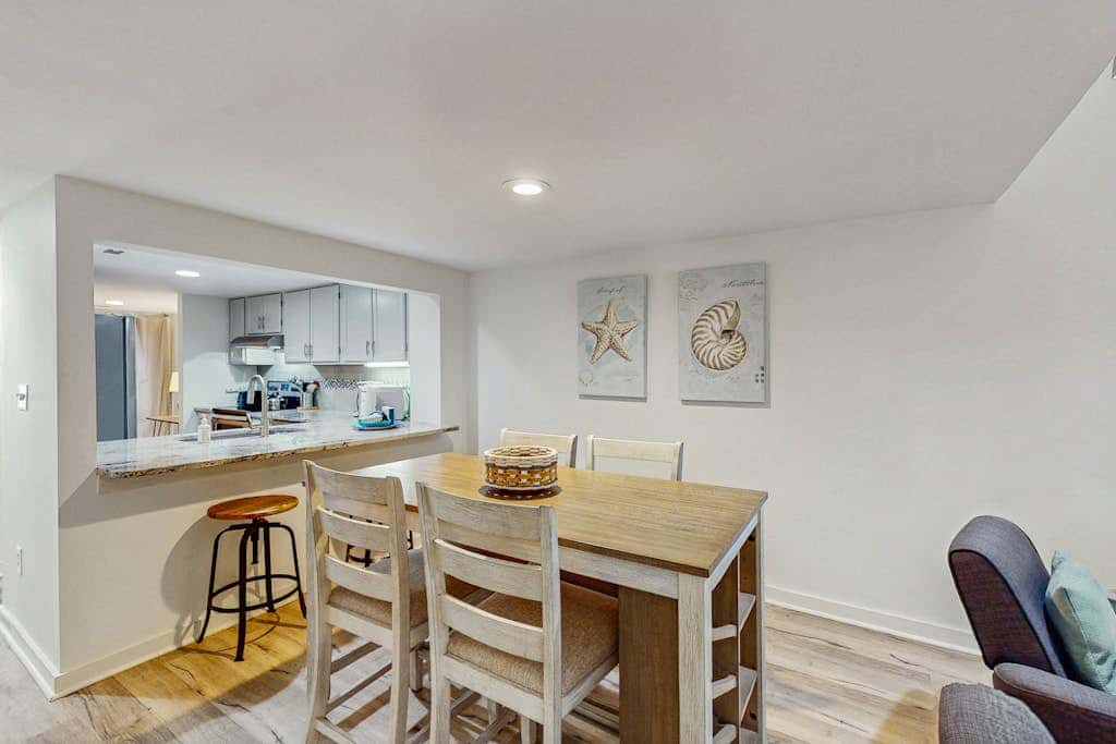 Spacious condo with pool, tennis courts, & golf on-site