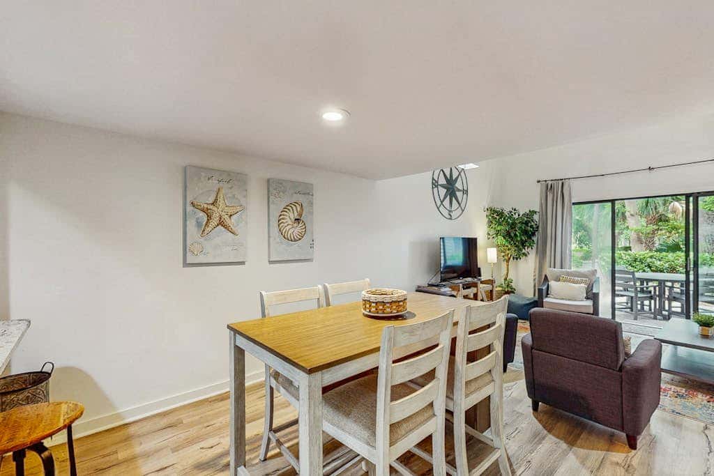 Spacious condo with pool, tennis courts, & golf on-site
