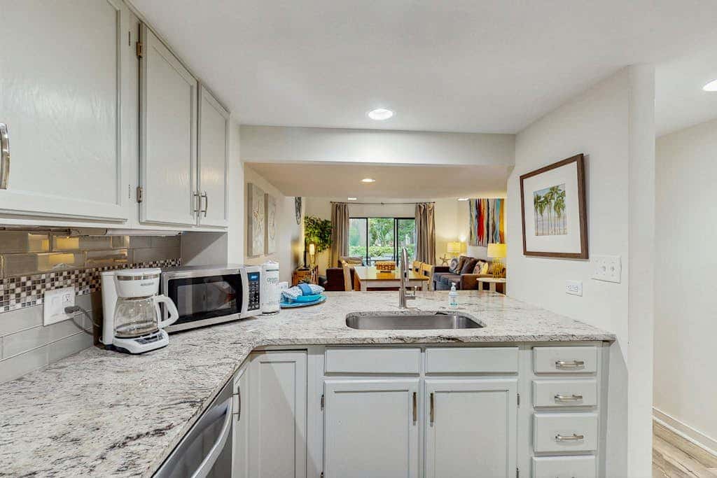 Spacious condo with pool, tennis courts, & golf on-site