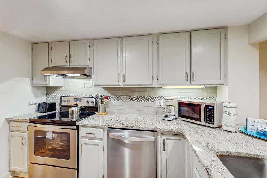 Spacious condo with pool, tennis courts, & golf on-site