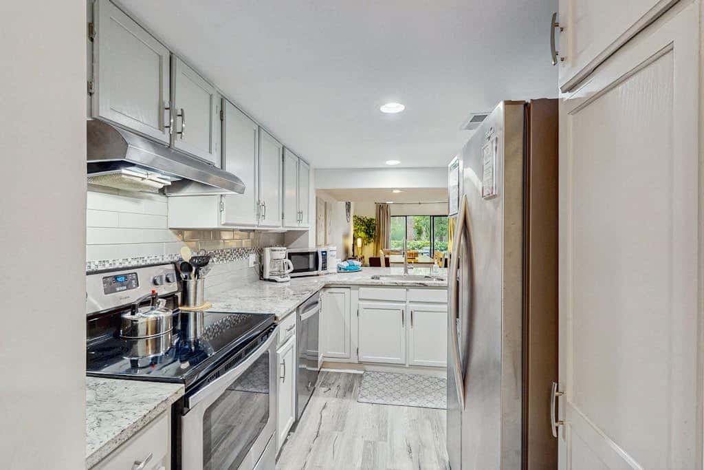 Spacious condo with pool, tennis courts, & golf on-site