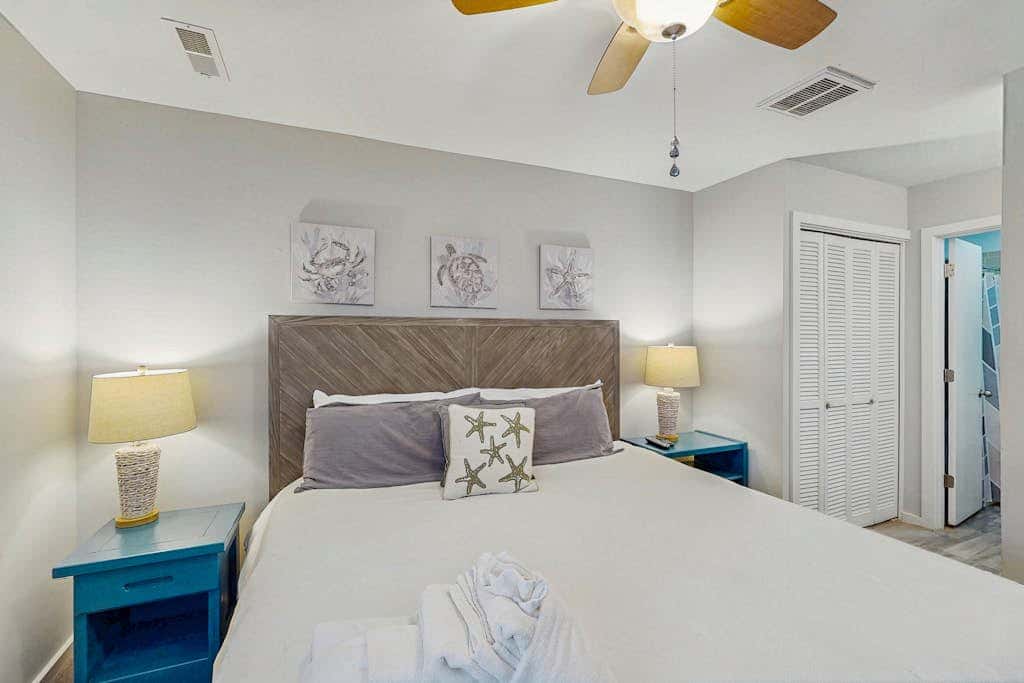Spacious condo with pool, tennis courts, & golf on-site