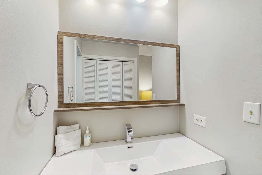 Spacious condo with pool, tennis courts, & golf on-site