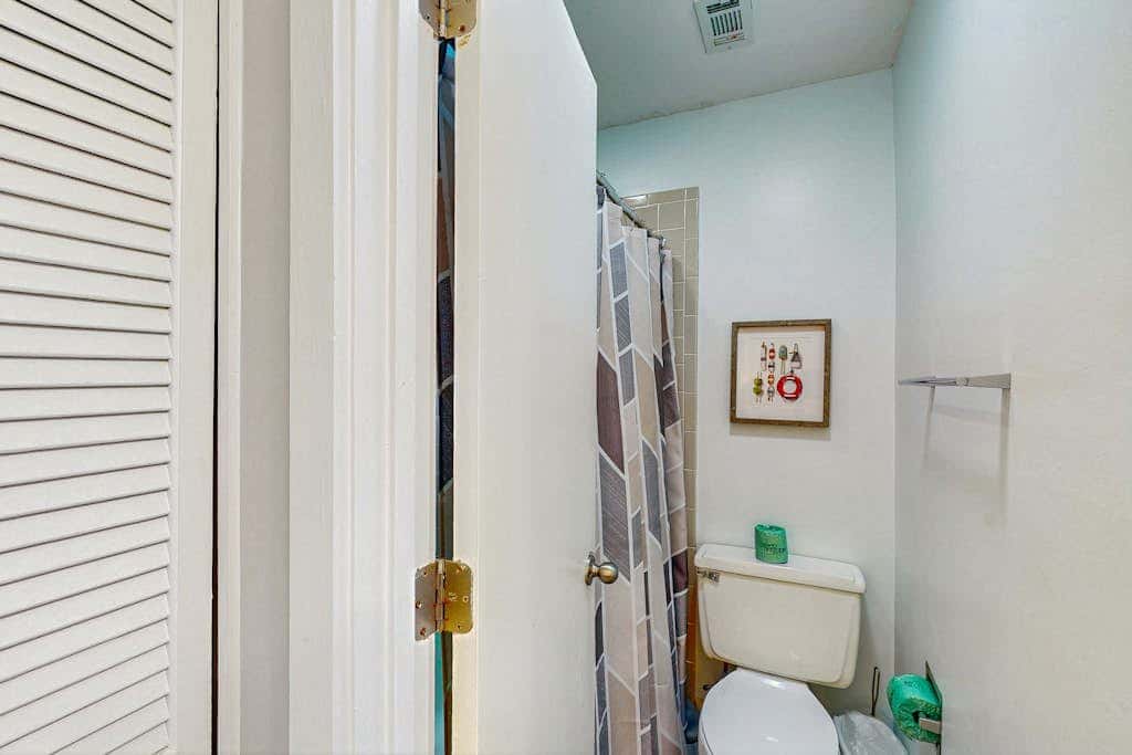 Spacious condo with pool, tennis courts, & golf on-site