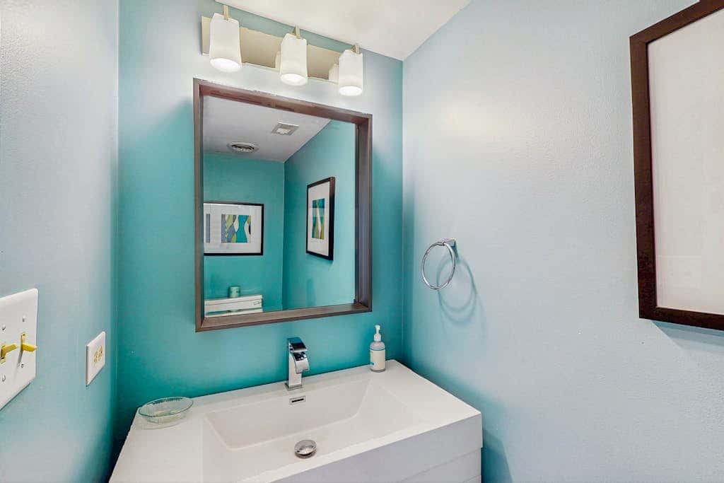 Spacious condo with pool, tennis courts, & golf on-site