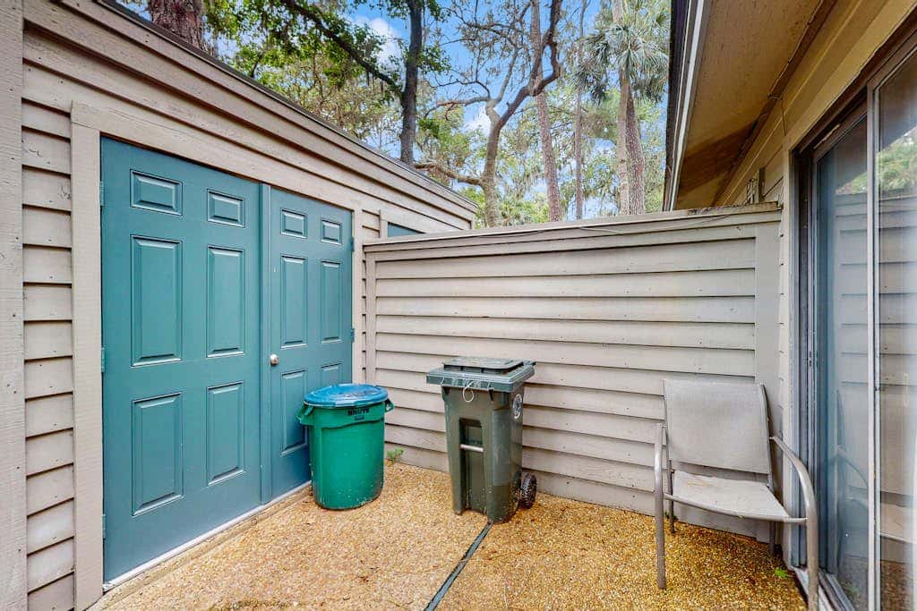 Spacious condo with pool, tennis courts, & golf on-site