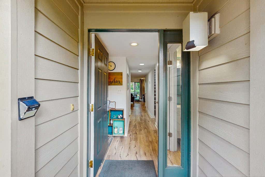 Spacious condo with pool, tennis courts, & golf on-site