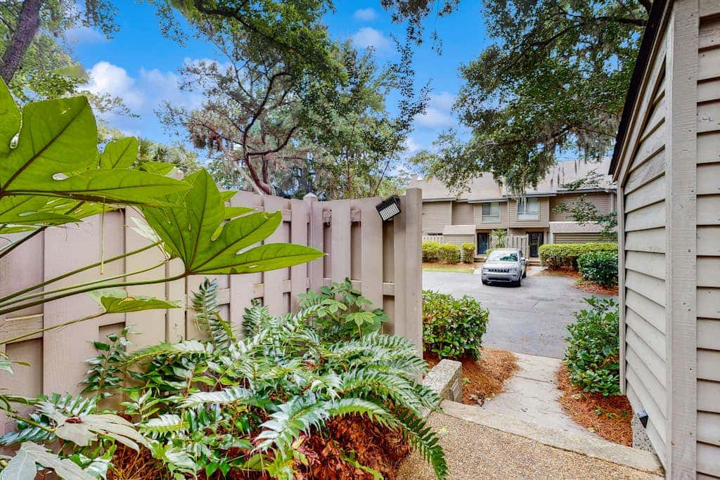 Spacious condo with pool, tennis courts, & golf on-site