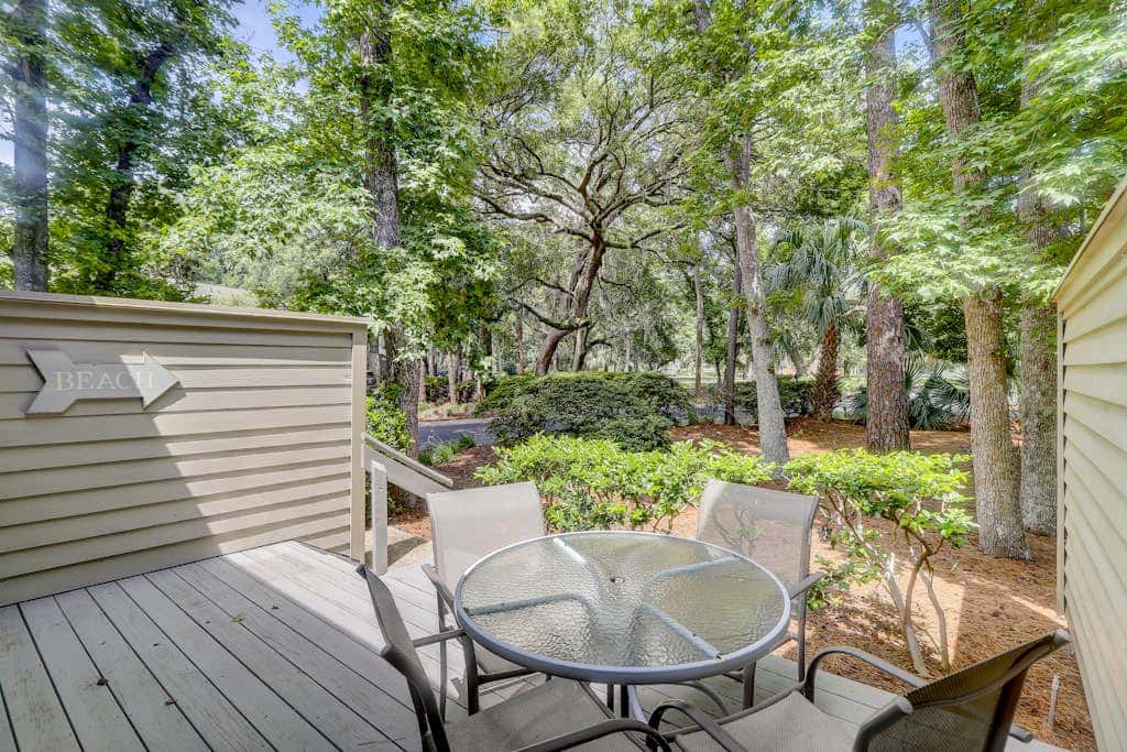 Spacious condo with pool, tennis courts, & golf on-site