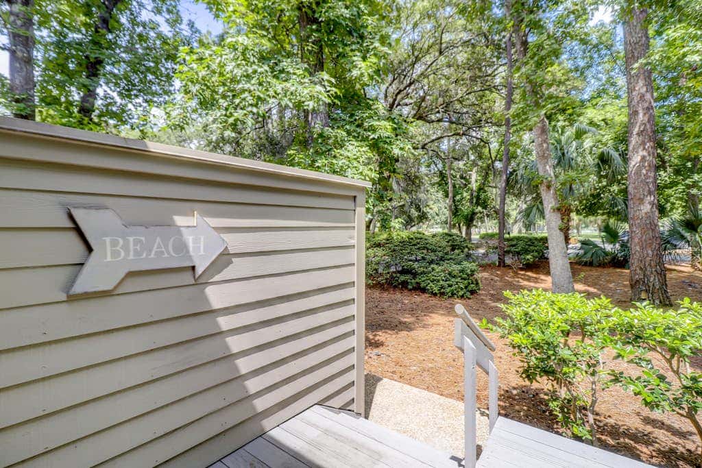 Spacious condo with pool, tennis courts, & golf on-site