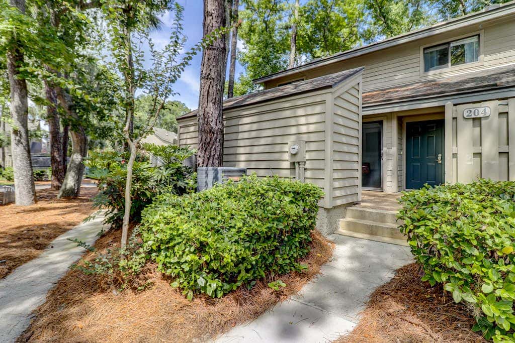 Spacious condo with pool, tennis courts, & golf on-site