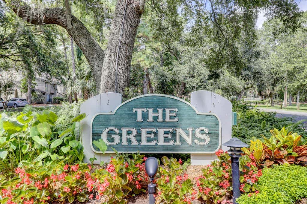 Spacious condo with pool, tennis courts, & golf on-site