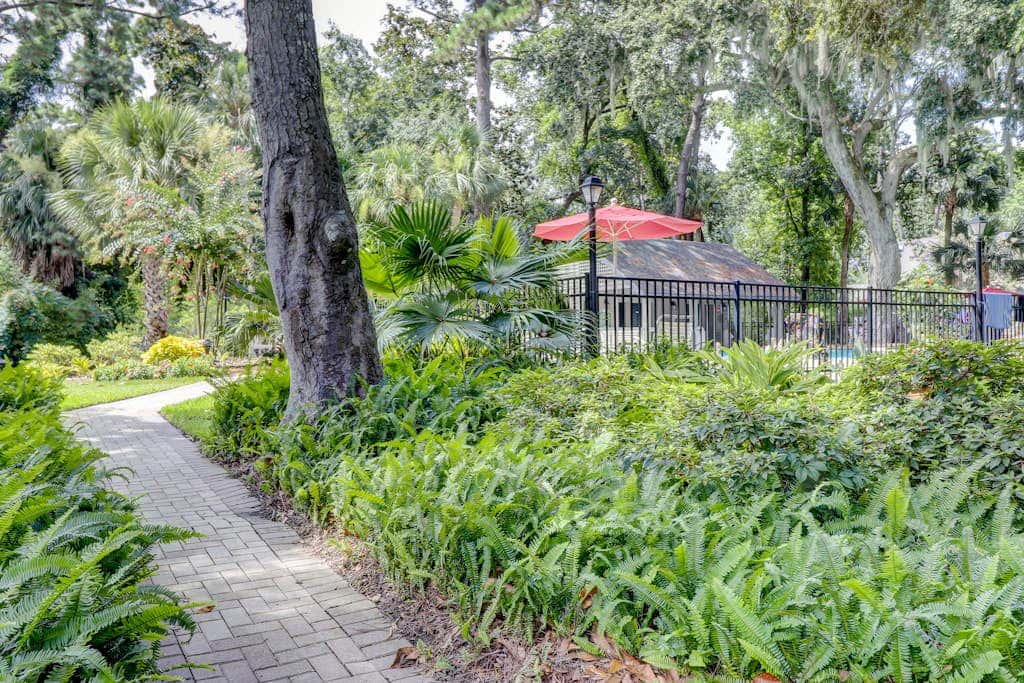 Spacious condo with pool, tennis courts, & golf on-site