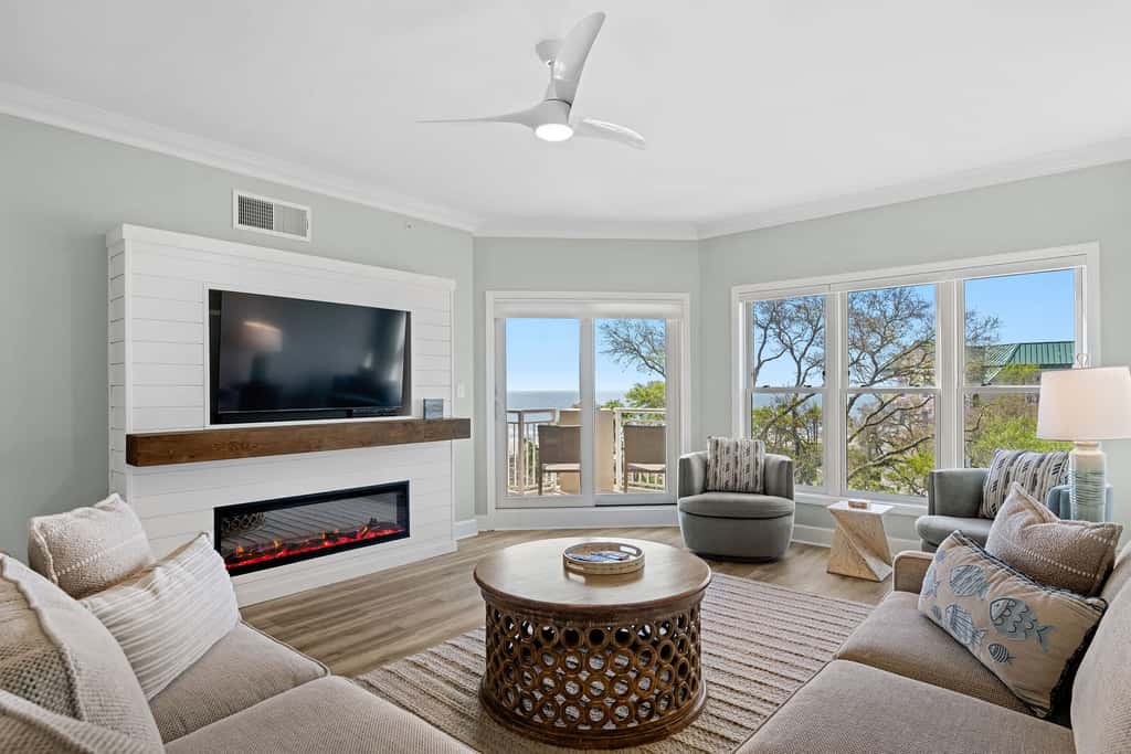 Coastal condo on the beach with panoramic views, beach access & a shared pool