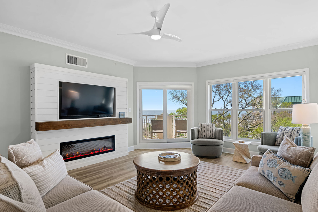 Coastal condo on the beach with panoramic views, beach access & a shared pool