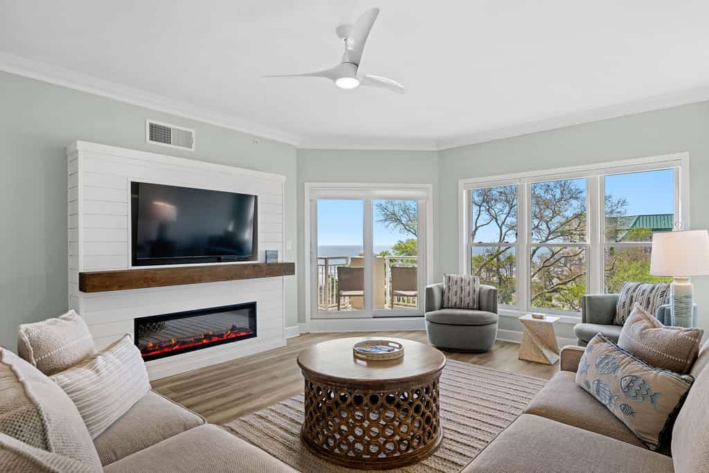 Coastal condo on the beach with panoramic views, beach access & a shared pool