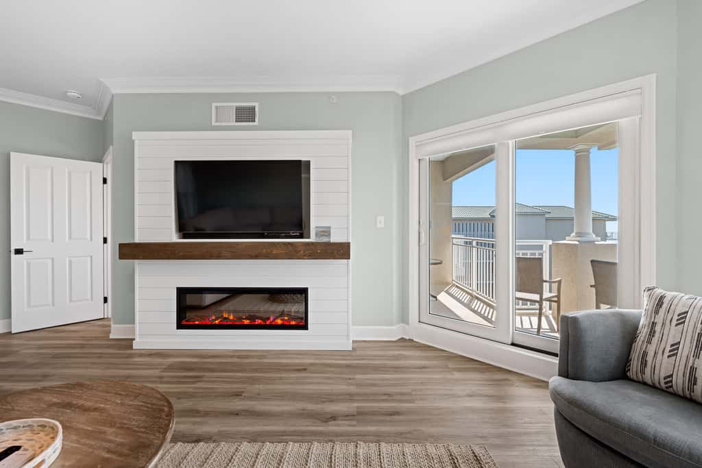 Coastal condo on the beach with panoramic views, beach access & a shared pool