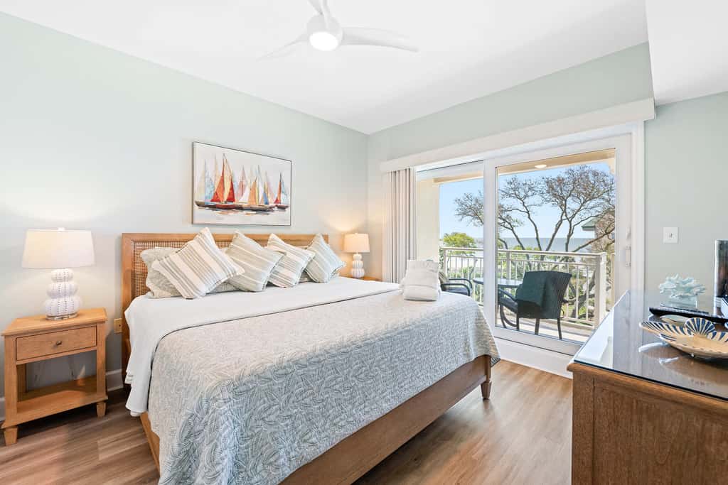 Coastal condo on the beach with panoramic views, beach access & a shared pool