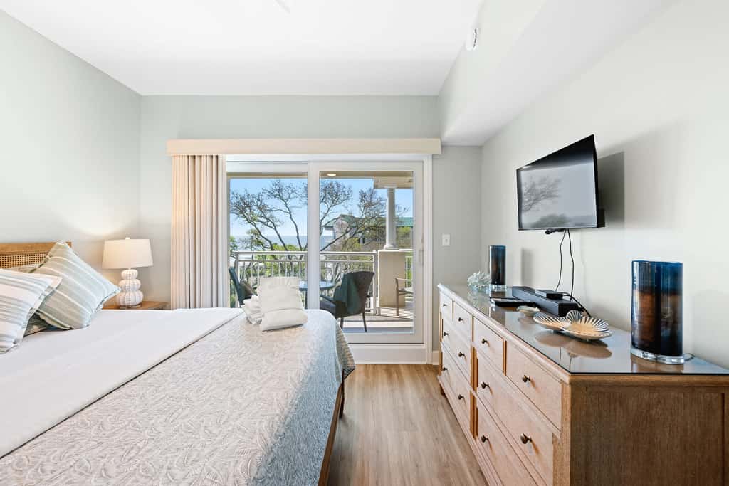 Coastal condo on the beach with panoramic views, beach access & a shared pool