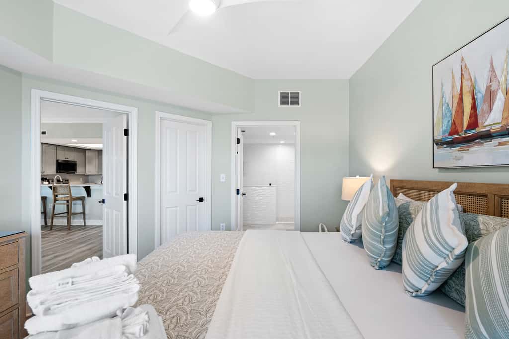 Coastal condo on the beach with panoramic views, beach access & a shared pool