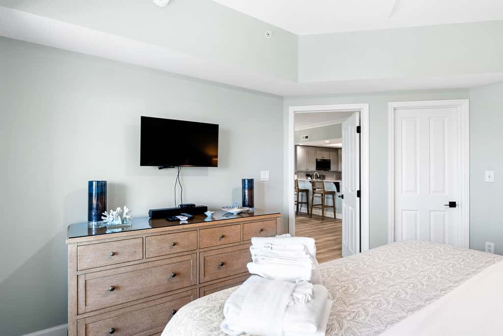 Coastal condo on the beach with panoramic views, beach access & a shared pool