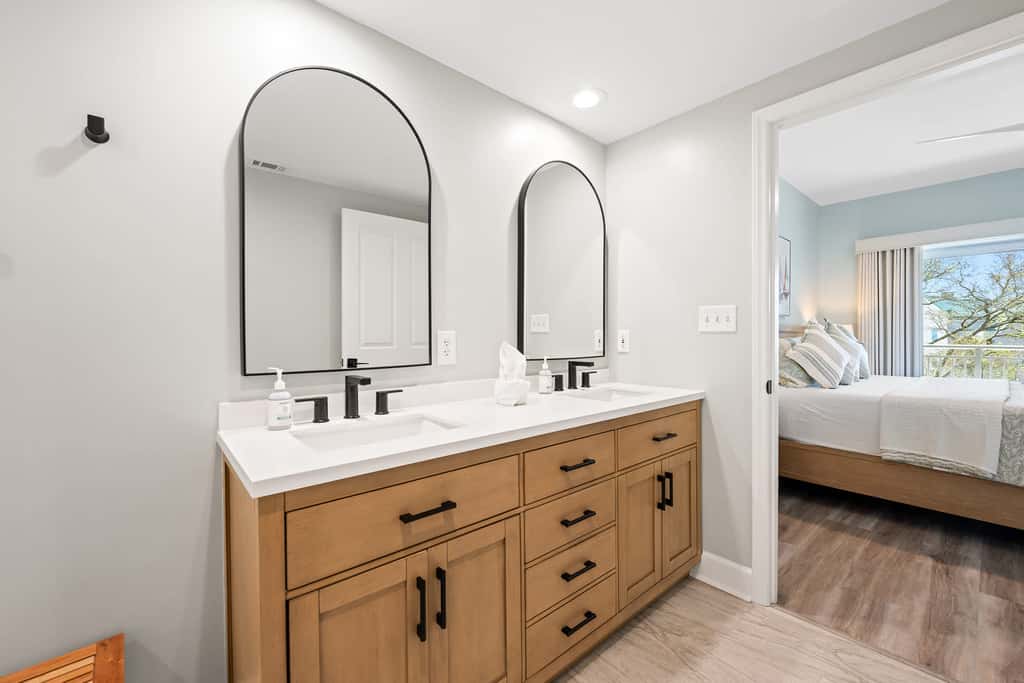 Coastal condo on the beach with panoramic views, beach access & a shared pool
